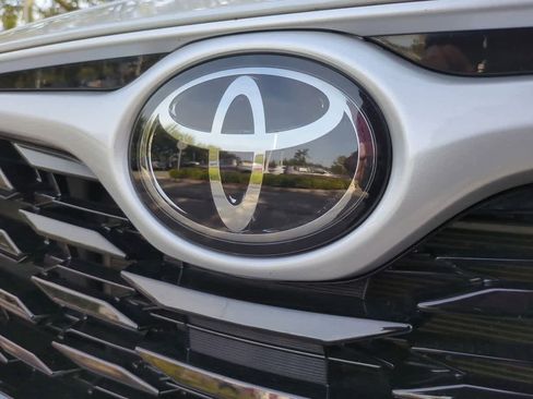 Used 2024 Toyota Highlander XLE image 12