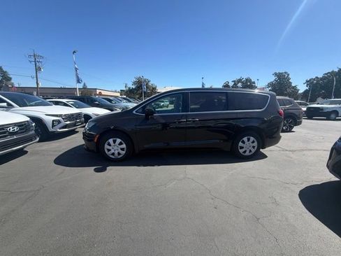 Used 2020 Chrysler Voyager L FWD image 8