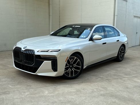 Used 2025 BMW 740i xDrive w/ Premium Package image 1