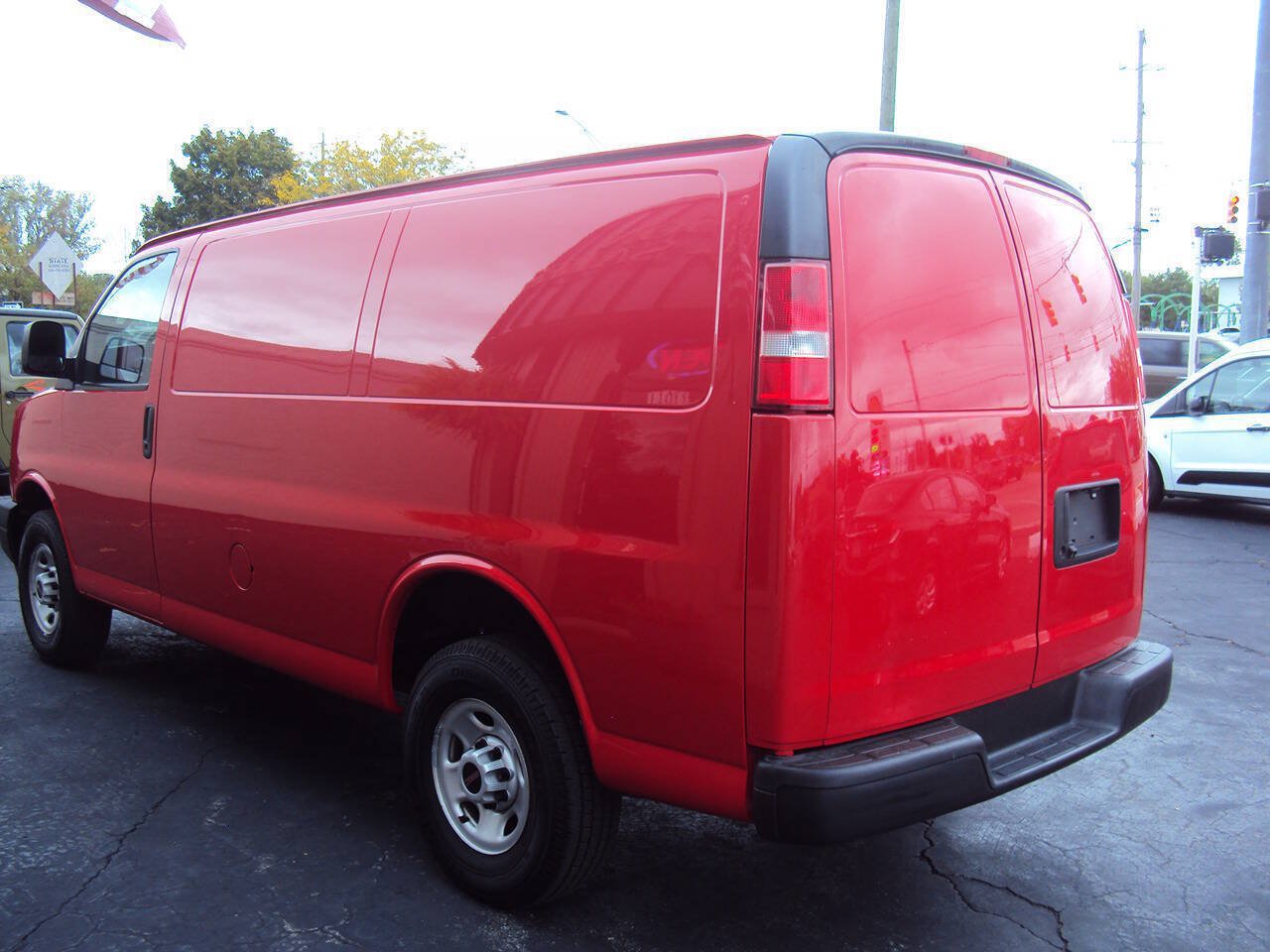 Used 2019 GMC Savana 2500 w/ Driver Convenience Package RWD image 4