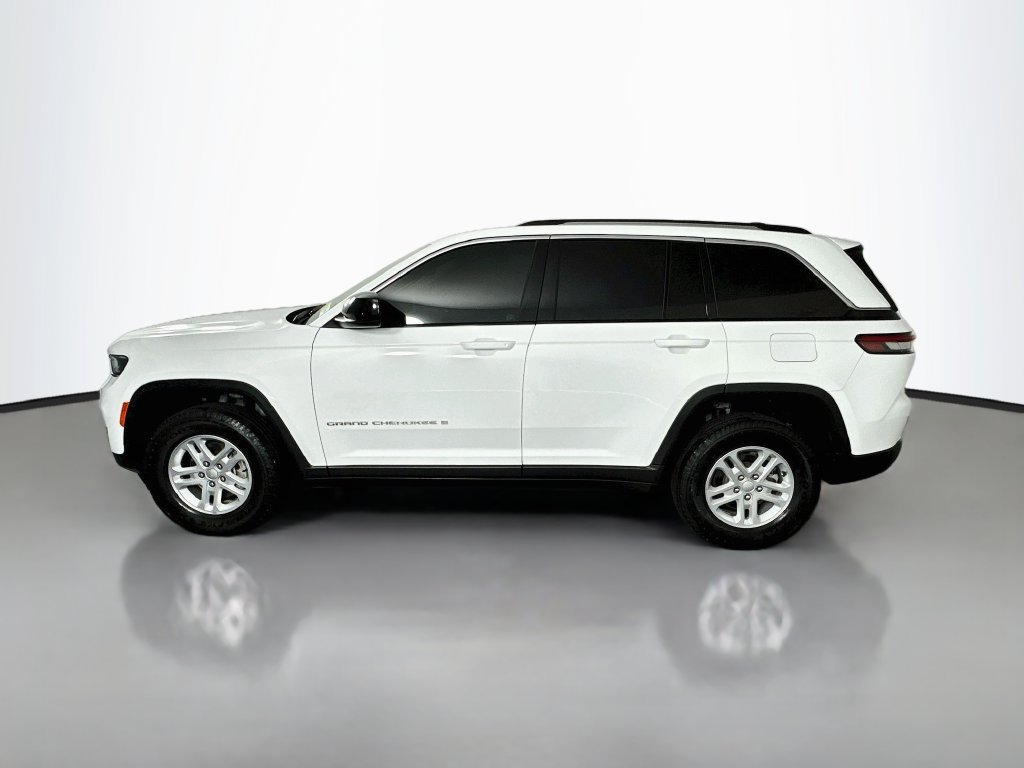 Used 2023 Jeep Grand Cherokee Laredo AWD/4WD image 4