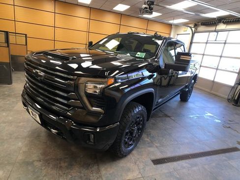 Used 2024 Chevrolet Silverado 2500 High Country w/ Midnight Edition AWD/4WD image 3