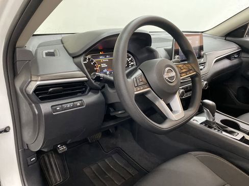 Used 2025 Nissan Altima 2.5 SV FWD image 2