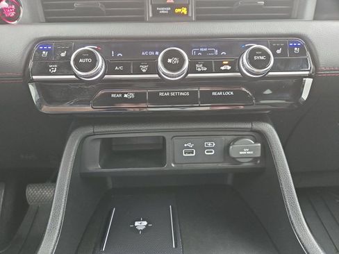 Used 2025 Honda Pilot Black Edition image 25