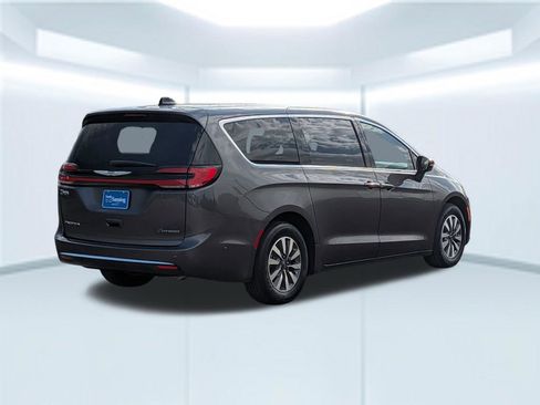 Used 2023 Chrysler Pacifica Touring-L FWD image 6