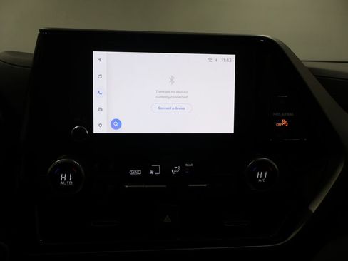 Used 2024 Toyota Highlander LE image 25