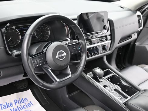 Used 2025 Nissan Pathfinder SL FWD image 14