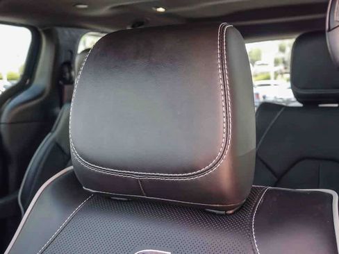 Used 2025 Chrysler Pacifica Premium FWD image 24