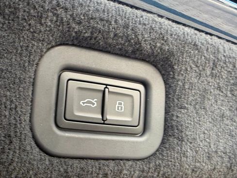 Used 2025 Bentley Flying Spur Plug-In Hybrid AWD/4WD image 52