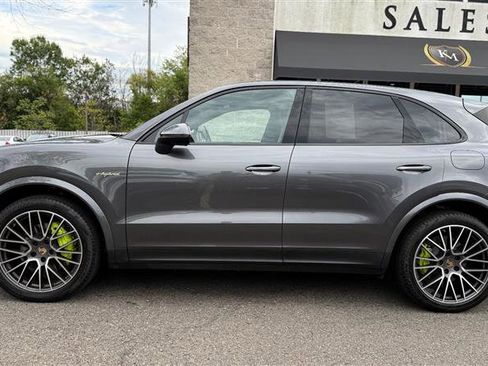 Used 2023 Porsche Cayenne w/ Premium Package image 2