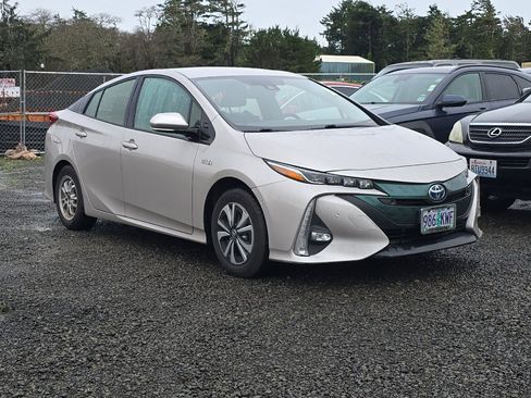 Used 2017 Toyota Prius Prime Advanced image 2
