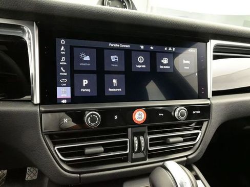 Certified 2025 Porsche Macan AWD/4WD image 10