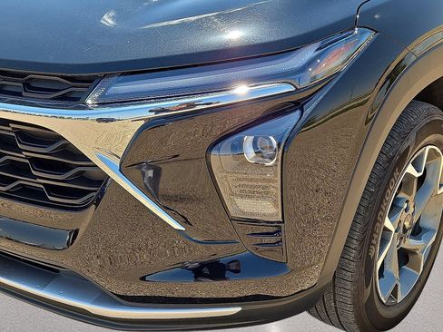 Used 2025 Chevrolet Trax LT FWD image 9
