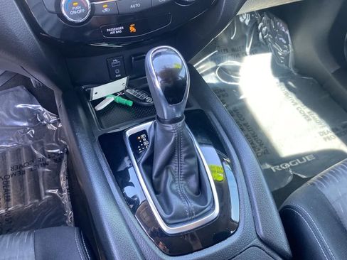 Used 2017 Nissan Rogue SV w/ SV Premium Package FWD image 14