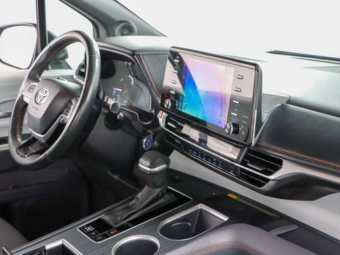 Used 2024 Toyota Sienna XSE image 27