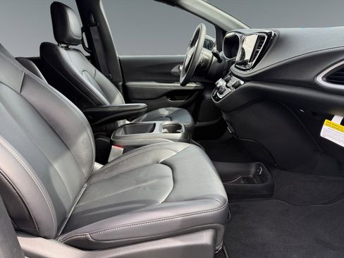 New 2025 Chrysler Pacifica Select FWD image 15