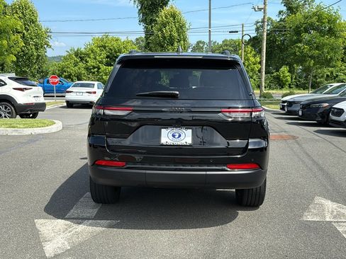 Used 2023 Jeep Grand Cherokee Altitude AWD/4WD image 5