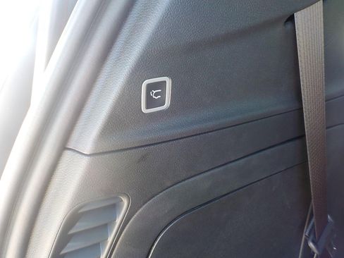 Used 2025 Chrysler Pacifica Premium image 21