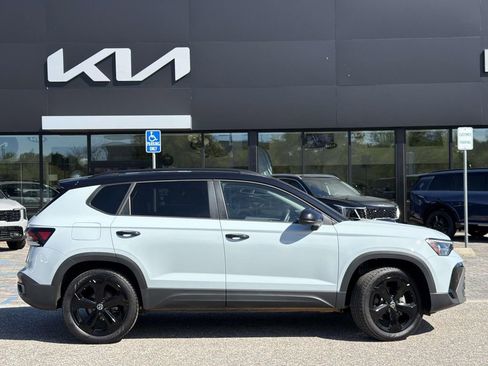 Used 2025 Volkswagen Taos SE image 28