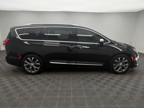 Used 2019 Chrysler Pacifica Limited w/ Tire & Wheel Group FWD image 6