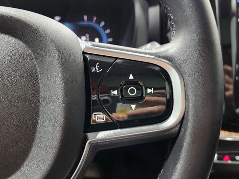 Used 2023 Volvo XC60 B5 Plus image 37