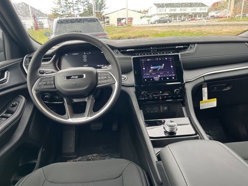 New 2025 Jeep Grand Cherokee 4WD image 17