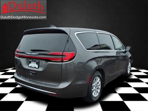 Used 2023 Chrysler Pacifica Touring-L image 5