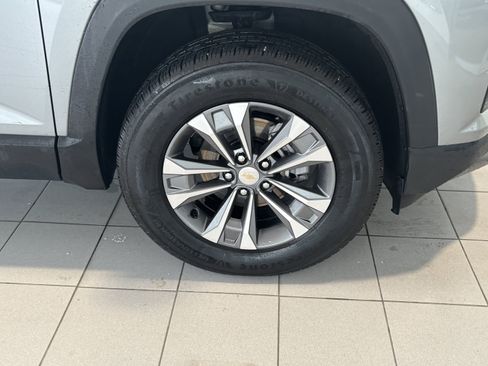 Used 2025 Chevrolet Equinox LT w/ Safety and Technology Package FWD image 9