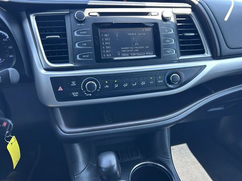 Used 2019 Toyota Highlander LE FWD image 4