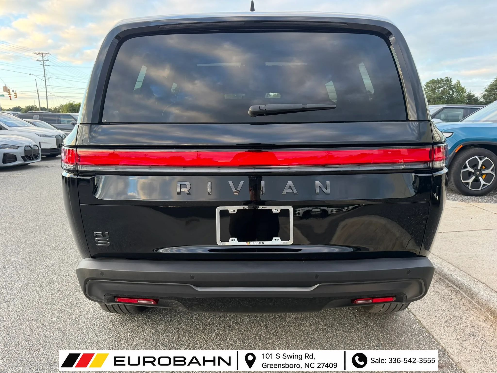 Used 2025 Rivian R1S Adventure Dual AWD/4WD image 4