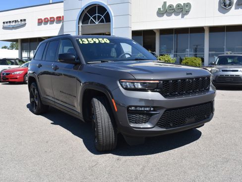 Used 2024 Jeep Grand Cherokee Limited w/ Luxury Tech Group II image 3