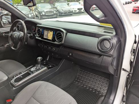 Used 2017 Toyota Tacoma TRD Sport w/ Tow Package (A/T) image 32