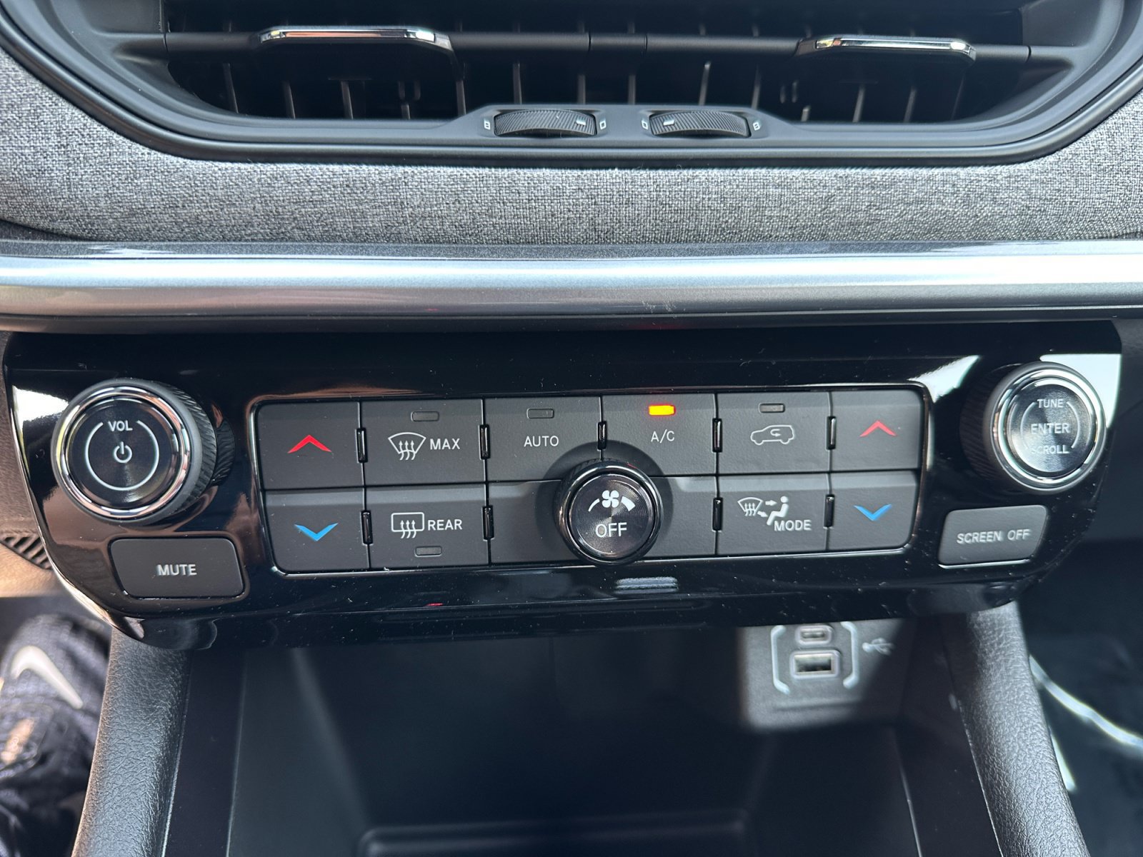 New 2026 Jeep Compass Latitude AWD/4WD image 30