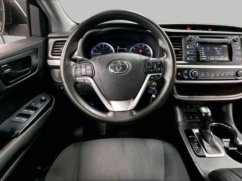 Used 2019 Toyota Highlander LE w/ Carpet Mat Package (TMS) FWD image 5