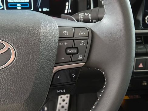 Used 2025 Toyota Camry SE image 32