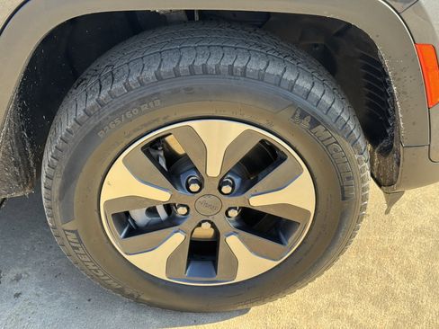 Used 2023 Jeep Grand Cherokee 4WD 4xe image 15