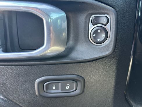 Used 2024 Jeep Wrangler Unlimited image 15