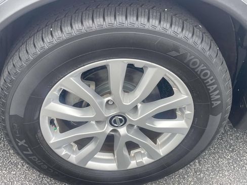Used 2017 Nissan Rogue SV FWD image 8