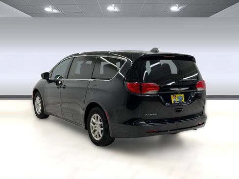 Used 2022 Chrysler Voyager LX FWD image 2