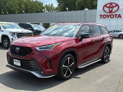 Used 2021 Toyota Highlander XSE AWD/4WD image 3