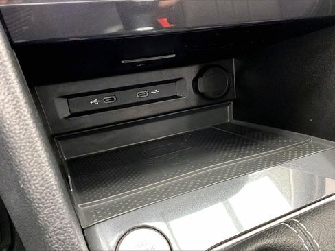 Used 2024 Volkswagen Tiguan SE image 32