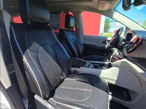 Used 2022 Chrysler Pacifica Limited FWD image 17