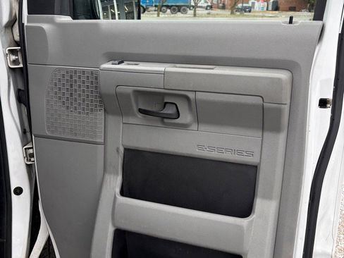 Used 2014 Ford E-250 and Econoline 250 w/ Power Group image 16