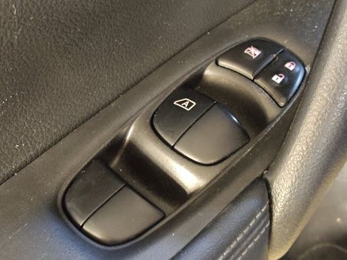 Used 2020 Nissan Rogue SV FWD image 27