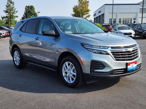 Used 2024 Chevrolet Equinox LS w/ LS Convenience Package AWD/4WD image 4