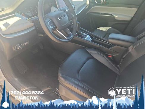 Used 2025 Jeep Compass Limited AWD/4WD image 16