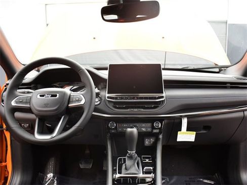 New 2026 Jeep Compass Latitude image 9