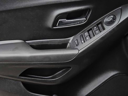 Used 2018 Chevrolet Trax LT w/ LT Convenience Package image 22