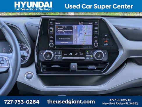 Used 2021 Toyota Highlander XLE AWD/4WD image 25