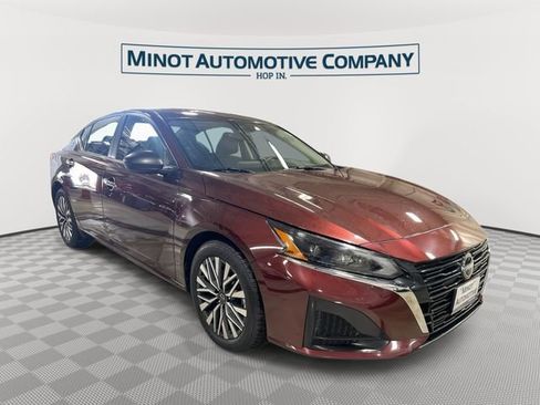 Used 2024 Nissan Altima 2.5 SV FWD image 1